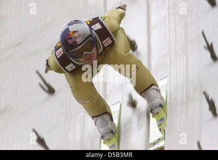 Der österreichische Skispringer Thomas Morgenstern springt am Samstag (02.01.2010) in Innsbruck (Österreich) beim Trainingsdurchgang dritten Station der 58. Vierschanzentournee von der Bergiselschanze. Der weitere Trainingsdurchgang sowie die Qualifikation am Samstag wurden aufgrund der Wetterbedingungen abgesagt. Foto: Daniel Karmann dpa/lby Stock Photo