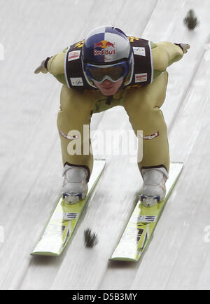 Der österreichische Skispringer Thomas Morgenstern springt am Samstag (02.01.2010) in Innsbruck (Österreich) beim Trainingsdurchgang dritten Station der 58. Vierschanzentournee von der Bergiselschanze. Der weitere Trainingsdurchgang sowie die Qualifikation am Samstag wurden aufgrund der Wetterbedingungen abgesagt. Foto: Daniel Karmann dpa/lby Stock Photo