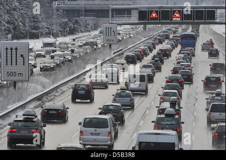 Heavy traffic on autobahn A8 between Munich and Salzburg near Hofolding, Germany, 02 January 2009. It was not the weather but rather the change of customers at the Alpine skiing resorts that was to blame for traffic jams, German traffic monitoring service reported. Photo: Peter Kneffel Stock Photo