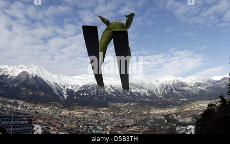 Der österreichische Skispringer Thomas Morgenstern springt am Sonntag (03.01.2010) in Innsbruck (Österreich) beim Qualifikationsdurchgang dritten Station der 58. Vierschanzentournee von der Bergiselschanze. Foto: Daniel Karmann dpa/lby Stock Photo