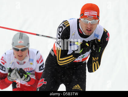 Austrian David Kreiner (L) and German Bjoern Kircheisen shown in action during the 10km cross country skiing competition of the nordic combined world cup event in Oberhof, Germany, 03 January 2010. Kircheisen finished third. Photo: HENDRIK SCHMIDT Stock Photo