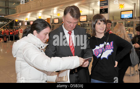 German Bundesliga club FC Bayern Munich's head coach Louis van Gaal (C) poses for a photo with fans of the club as Bayern Munich heads for winter training camp from Munich, Germany, 03 January 2010. Bayern Munich holds its winter trainings camp in Dubai, United Arab Emirates. Photo: Peter Kneffel Stock Photo