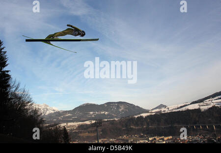 Der österreichische Skispringer Thomas Morgenstern springt am Dienstag (05.01.2010) in Bischofshofen (Österreich) beim Trainingsdurchgang vierten Station der 58. Vierschanzentournee von der Paul-Außerleitner-Schamze. Foto: Daniel Karmann dpa/lby Stock Photo