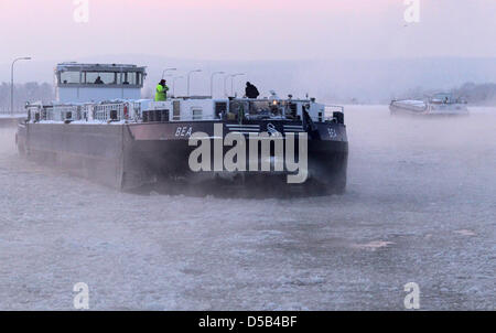 A barge drives through the ice near the lock of the Elbe lateral canal in Uelzen, Germany, 06 January 2010. Meteorologists predict a continuation of the frosty temperatures for the next couple of days. Photo: KAY NIETFELD Stock Photo