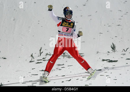 Der österreichische Skispringer Thomas Morgenstern jubelt am Mittwoch (06.01.2010) in Bischofshofen (Österreich) beim Finaldurchgang der vierten Station der 58. Vierschanzentournee über sein Ergebnis. Morgenstern erzielte im Tagessieg den ersten Platz. Foto: Daniel Karmann dpa/lby Stock Photo