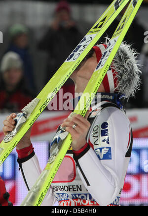 Der österreichische Skispringer Thomas Morgenstern jubelt am Mittwoch (06.01.2010) in Bischofshofen (Österreich) beim Finaldurchgang der vierten Station der 58. Vierschanzentournee über sein Ergebnis. Morgenstern erzielte im Tagessieg den ersten Platz. Foto: Daniel Karmann dpa/lby Stock Photo