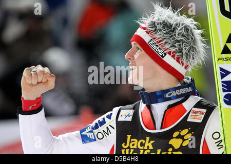 Der österreichische Skispringer Thomas Morgenstern jubelt am Mittwoch (06.01.2010) in Bischofshofen (Österreich) beim Finaldurchgang der vierten Station der 58. Vierschanzentournee über sein Ergebnis. Morgenstern erzielte im Tagessieg den ersten Platz. Foto: Daniel Karmann dpa/lby Stock Photo