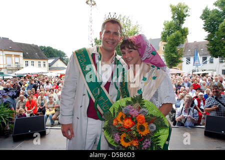 Spreewald gherkins queen Maria II and king Robert I pose after their coronation in Golssen, Germany, 07 August 2010. The 12th Spreewald gherkin festival is all about the famous and popular gherkins from SApreewald region. Photo: Nestor Bachmann Stock Photo