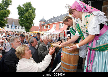 Spreewald gherkins queen Maria II and king Robert I pose after their coronation in Golssen, Germany, 07 August 2010. The 12th Spreewald gherkin festival is all about the famous and popular gherkins from SApreewald region. Photo: Nestor Bachmann Stock Photo