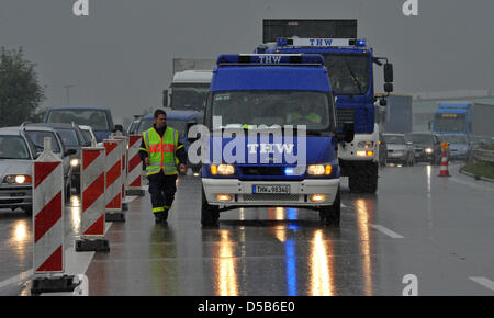 Staff of Federal Agency for Technical Relief (THW) supervise a closed autobahn near Chemnitz, Germany, 07 August 2010. Heavy rainfalls caused floods in vast parts of Germany. Photo: Hendrik Schmidt Stock Photo