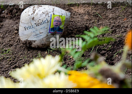 The tombstone at the grave of Fritz Teufel, who was main revoluzzers of the 68-movement, in Berlin, Germany, 07 August 2010. Thte same day, a police spokesman states the urn of Fritz Teufel disappeared the previous day comfirming an online report of German daily 'Berliner Morgenpost'. The urn was probably robbed. Photo: Robert Schlesinger Stock Photo