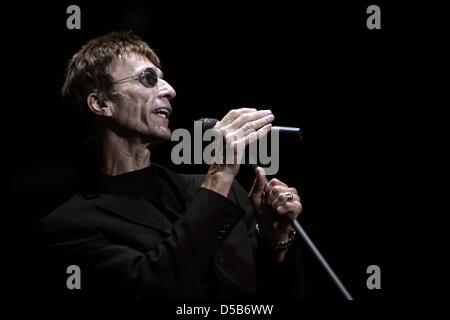 Singer Robin Gibb performs at the 6th Rhineland-Palatinate Open Air festival in Mainz, Germany, 07 August 2010. Photo: Fredrik von Erichsen Stock Photo