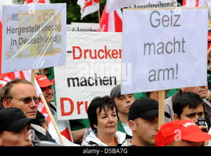 Employees of Federal Printing Office and Giesecke&Devrient (G&D) protest outside the German Federal Bank in Frankfurt Main, Germany, 17 August 2010. United Service Union ver.di fears for some 400 jobs as German Federal Bank advertised the printing of Euro notes for the third time. Photo: ARNE DEDERT Stock Photo