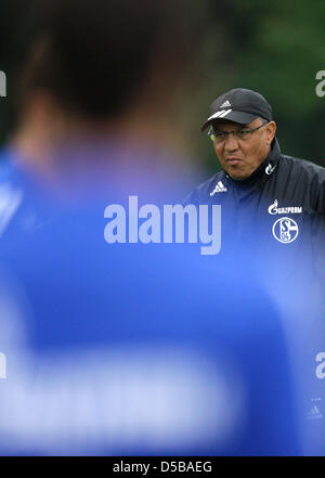 FC Schalke 04's coach Felix Magath oversees the    training session of Bundesliga soccer club FC Schalke 04 in Gelsenkirchen, Germany, 18 August 2010. Photo: Rolf Vennenbernd Stock Photo