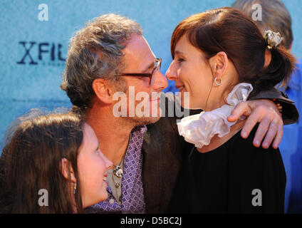 Director Dani Levy and actress Meret Becker (R) welcome one another at the premiere of 'Life is too long' (Original title: Das Leben ist zu lang') in Berlin, Germany, 23 August 2010. To the left, Levy's daughter Hannah can be seen. The film will premier in German cinemas on 26 August 2010. Photo: Jens Kalaene Stock Photo