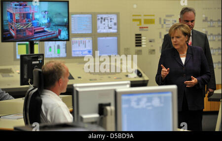 German chancellor Angela Merkel talks to staff in the control room of the nuclear energy plant in Lingen, while Chief Executive of energy company EON, Johannes Teyssen, can be seen in the background, in Lingen, Germany, 26 August 2010. Merkel continues on her 'energy trip'. Photo: Carmen Jaspersen Stock Photo