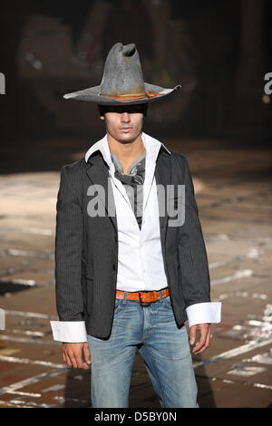 A model walks on the catwalk wearing a creation by Vivienne Westwood during the Milano Moda Uomo Fall-Winter 2010/11, in Milan, Italy, 17 January 2010. The menswear fashion event runs from 16 to 20 January 2010. Photo: Hendrik Ballhausen Stock Photo