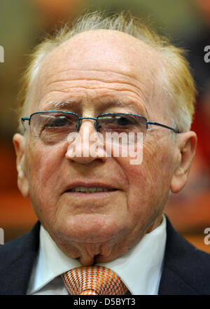 Joint plaintiff Philip Bialowitz sits in the court room of the District Court in Munich, Germany, 21 January 2010. 89-year-old Demyanyuk (not pictured) is accused of abetting the murder of 27,900 Jews in the concentration camp Sobibor in 1943. The hearing of survivors of Sobibor continues on 21 January. Photo: FRANK LEONHARDT Stock Photo
