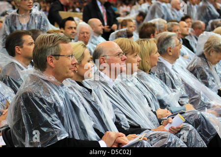 Norbert Lammert Christian Wulff Bettina Wulff Angela Merkel celebrating the Mass of Pope Benedict XVI at olympic stadium Stock Photo