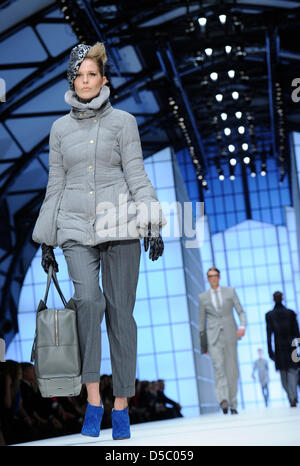 Models present a creation of label ''Boss'' at the Mercedes-Benz Fashion Week in Berlin, Germany, 21 January 2010. The Mercedes-Benz Fashion Week takes place within the scope of the Berlin Fashion Week, autumn/winter 2010-11 fashion trends are presented until 23 January 2010. Photo: JENS KALAENE Stock Photo