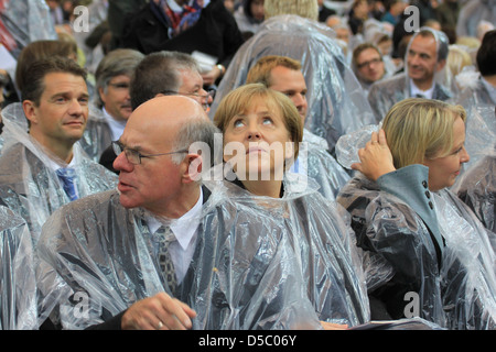 Norbert Lammert Christian Wulff Bettina Wulff Angela Merkel celebrating the Mass of Pope Benedict XVI at olympic stadium Stock Photo