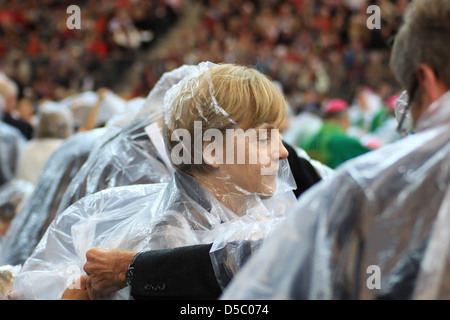 Angela Merkel Norbert Lammert celebrating the Mass of Pope Benedict XVI at olympic stadium wearing rain coats. Berlin, Germany Stock Photo