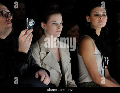 Models Jennifer Hof (L) and Janina Delia Schmidt (3-L) are at the show of the label 'Stefan Eckert' at the Mercedes-Benz Fashion Week in Berlin, Germany, 22 January 2010. The Mercedes-Benz Fashion Week takes place within the scope of the Berlin Fashion Week, autumn/winter 2010-11 fashion trends are presented until 23 January 2010. Photo: BRITTA PEDERSEN Stock Photo