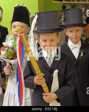 Boys and girls celebrate the Sorbian custom 'Praci Kwas', the 'Birds' Wedding', at the kindergarten in Crostwitz near Bautzen, Germany, 25 January 2010. They wear traditional costumes and sing the song 'The Birds' Wedding' in Sorbian. Every year in the night of 25 January, children put a plate on the windowsill which will be filled with pastries and sweets in the morning - the bird Stock Photo