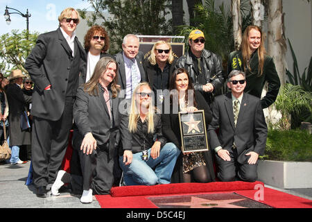 Family and friends of deceased singer Roy Orbison including his wife Barbara Orbison, his sons Roy Orbison Jr. (R, holding plate) and Alex (front row 2-L), American singer and producer T-Bone Burnett (back row, L), musician Jeff Lynne (back row, 2-L), musician Joe Walsh (back row, 2-R) and actor Dan Aykroyd (back row, R) gather during the ceremony of Roy Orbison's posthumously hono Stock Photo