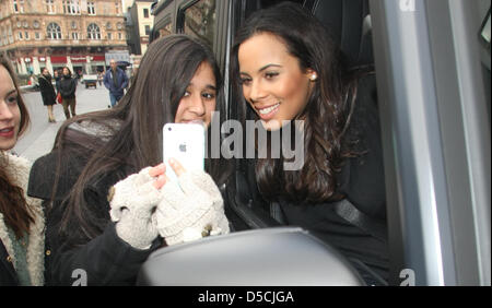 ROCHELLE WISEMAN TAKES PHOTO WITH FAN MARVIN HUMES ARRIVES FOR HIS 1ST DAY AT WORK AT CAPITAL FM LEICESTER SQUARE LONDON ENGLA Stock Photo