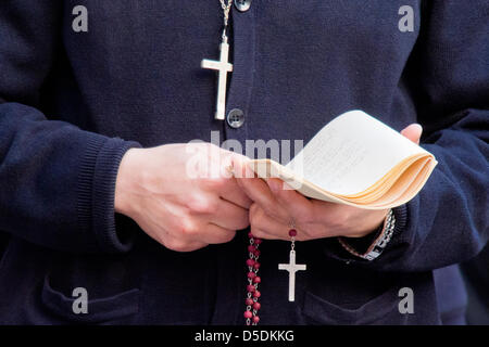 Jerusalem, Israel. 29th March 2013.  Nuns pray solemnly as they await the opening of the doors to the Church of The Holy Sepulchre on Good Friday. Jerusalem, Israel. 29-Mar-2013.  Thousands of Christian pilgrims retraced the last steps of Jesus through the Via Dolorosa to the Church of the Holy Sepulchre on Good Friday, singing and chanting in a mix of languages, costumes and traditions. Credit: Nir Alon / Alamy Live News Stock Photo