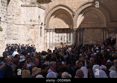 Jerusalem, Israel. 29th March 2013.  Hundreds of Christian devotees await the opening of the doors to the Church of The Holy Sepulchre on Good Friday. Jerusalem, Israel. 29-Mar-2013.  Thousands of Christian pilgrims retraced the last steps of Jesus through the Via Dolorosa to the Church of the Holy Sepulchre on Good Friday, singing and chanting in a mix of languages, costumes and traditions. Credit: Nir Alon / Alamy Live News Stock Photo