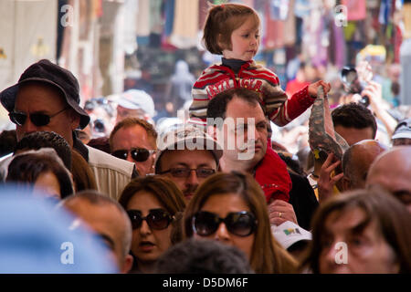 Jerusalem, Israel. 29th March 2013.  A father carries his daughter on his shoulders as thousands of Christians flock to the Church of The Holy Sepulchre on Good Friday. Jerusalem, Israel. 29-Mar-2013.  Thousands of Christian pilgrims retraced the last steps of Jesus through the Via Dolorosa to the Church of the Holy Sepulchre on Good Friday, singing and chanting in a mix of languages, costumes and traditions. Credit: Nir Alon / Alamy Live News Stock Photo