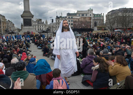 Christianity people UK. Good Friday Passion Play London. 'Passion in the Square' Trafalgar Square thousands gather to watch annual performance by the Wintershall Players. Credit: Homer Sykes/Alamy Live News Stock Photo