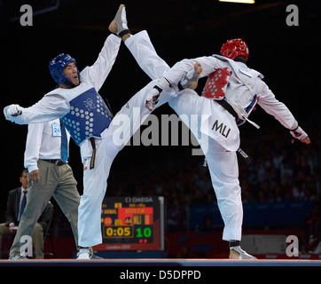 Daba Modibo Keita (MlLI, Mali, red) and Akmal Itgashev (UZB, Uzbekistan). taekwondo Stock Photo