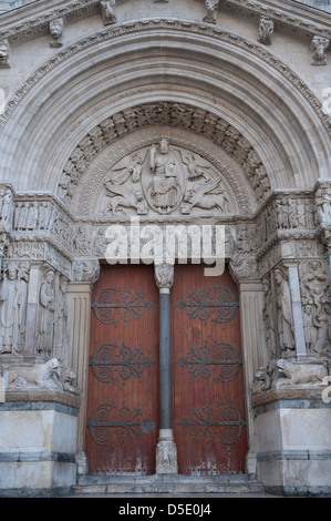 Double doors to the St Trophime church, Arles, France Stock Photo