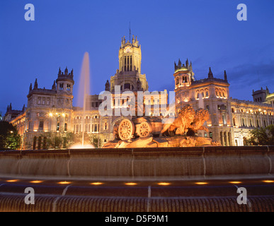 The Fountain of Cibeles and Palacio de Cibeles (Cibeles Palace) at dusk, Plaza de Cibeles, Centro, Madrid, Kingdom of Spain Stock Photo