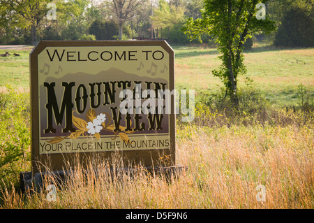 Welcome to Mountain View sign in the Ozark Mountains of Arkansas, USA. Stock Photo