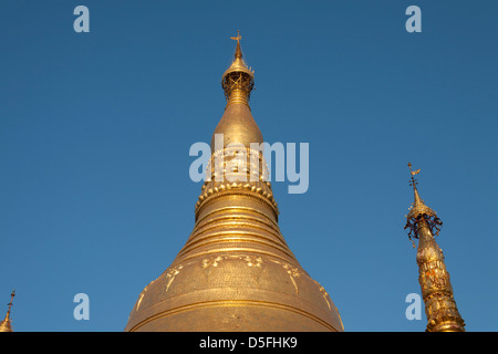 The main golden stupa at Shwedagon Pagoda, Yangon (Rangoon), Myanmar, (Burma) Stock Photo