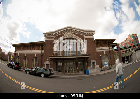 Amtrak / Metro-North Train Station Yonkers New York Stock Photo - Alamy