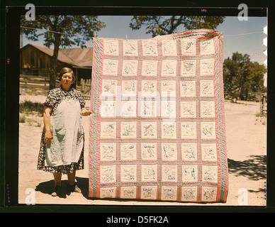 Mrs. Bill Stagg with state quilt that she made, Pie Town, New Mexico. A community settled by about 200 migrant Texas and Oklahoma farmers who filed homestead claims ... Mrs. Stagg helps her husband in the field with plowing planting, weeding corn and harv Stock Photo