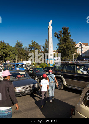 Madagascar, Analamanga Antananarivo, traffic, people crossing Ave de l’Independence Stock Photo