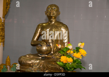Statue of Ma Thay in a prayer hall, Chaukhtatgyi Pagoda, Yangon (Rangoon), Myanmar, (Burma) Stock Photo