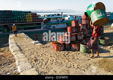 Loading of ships at Ayeyarwady River,Mandalay, Shan-State, Myanmar, Asia Stock Photo