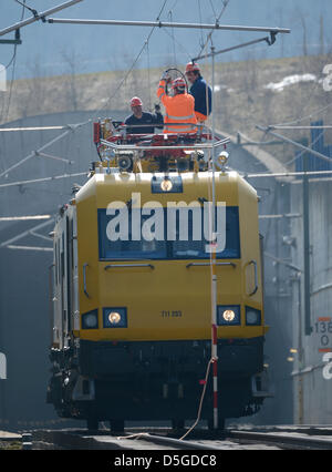 Workers of the German railways repair the overhead wire in front of the Niedernhausen tunnel near Niedernhausen-Niederseelbach, Germany, 02 April 2013. According to first presumptions a bird had flown into the tunnel and caused a short circuit. The passengers had to wait four hours in the train before they could change onto another train. Photo: ARNE DEDERT Stock Photo