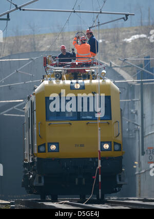 Workers of the German railways repair the overhead wire in front of the Niedernhausen tunnel near Niedernhausen-Niederseelbach, Germany, 02 April 2013. An ICE got stuck in a tunnel between Frankfurt and Cologne with 450 passengers.  According to first presumptions a bird had flown into the tunnel and caused a short circuit. The passengers had to wait four hours in the train before they could change onto another train. Photo: ARNE DEDERT Stock Photo