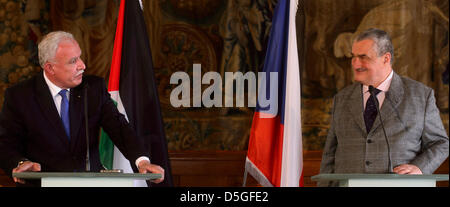 Prague, Czech Republic. 2nd April 2013. Czech Minister of Foreign Affairs Karel Schwarzenberg (right) and his Palestinian counterpart  Riyad al-Maliki are seen at a press conference in Prague, Czech Republic, April 2, 2013. (CTK Photo/Michal Kamaryt/Alamy Live News)