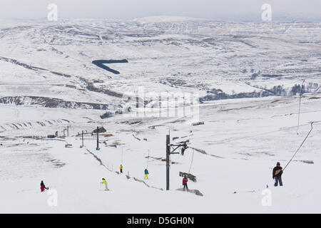 Teesdale, County Durham, UK. 31st March 2013. Snowboarders and skiiers enjoying good snow conditions at the Yad Moss drag lift in Teesdale, County Durham, England, UK. Recent low temperatures have maintained snow conditions in upland areas of the UK. Credit: Rupert Sagar-Musgrave / Alamy Live News Stock Photo