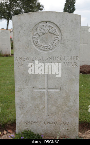 A New Zealand Unknown Soldier grave in the A.I.F. Burial Ground cemetery in Flers, Somme, Picardy, France. Stock Photo