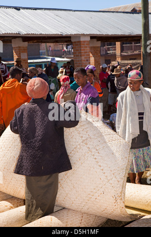 Madagascar, Ambositra, Marche Sandrandahy market, customer at woven matting stall Stock Photo